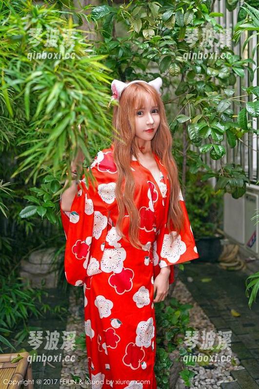 Feilin嗲囡囡 - 施忆佳KITTY的原图让我意识到，女神和宅男的距离就隔着一份披萨的热量啊！