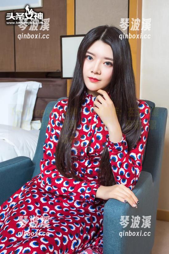 TouTiao头条女神 - 最新图库：在王佳凝的职业装中找不到“小白兔”，但有“职场女强人”！