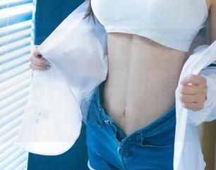 UGirls尤果网 – 精选丝袜写真，杨果果的每一个角度都在挑衅我的审美水平，算了，我认输。