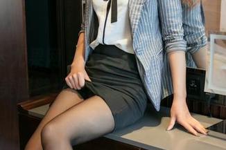 UGirls尤果网 – 裙摆扬起，那双白熙萌的裸足美图壁纸完美捕捉了微风的瞬息。