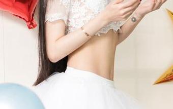 UGirls尤果网 – 霓梓心的浴缸冒险：一个免费的图册，居然充满了水蓝色的梦！