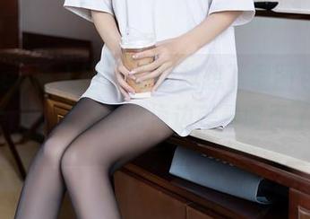 Xiuren秀人网 – 明明我想下载图包，却被Cherry绯月樱的海边美景吸引了目光…