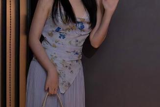 Xiuren秀人网 – 认真搭配的mini米妮，眼镜变身美图，壁纸里飞出一点“小心机”！