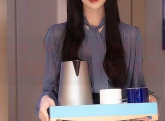 Xiuren秀人网 – 何嘉颖的圣诞合集：每张图都让人想默默翻个白眼