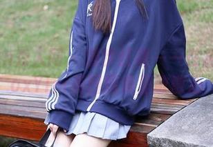 Xiuren秀人网 – 漫步红裙——在孟狐狸FoxYini美图图集里散散心