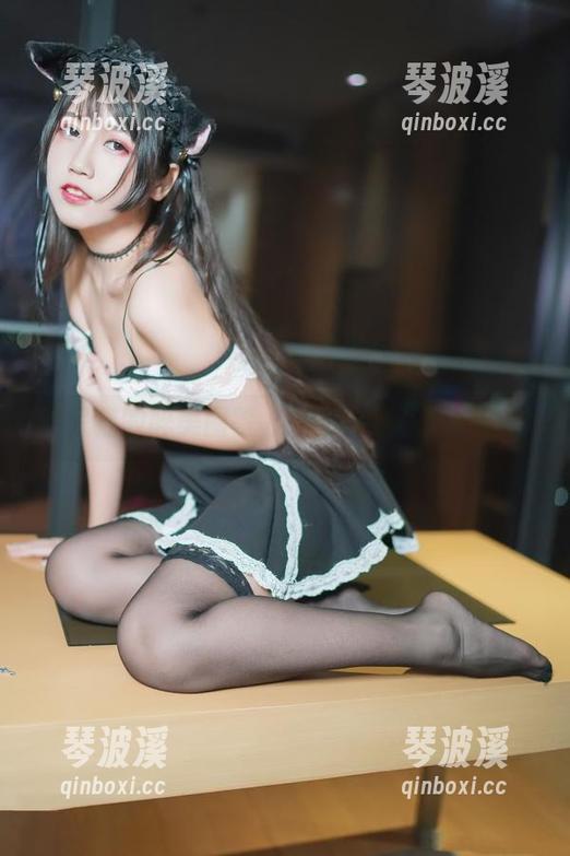不呆猫的醉美图鉴，姐姐在家品酒的日常