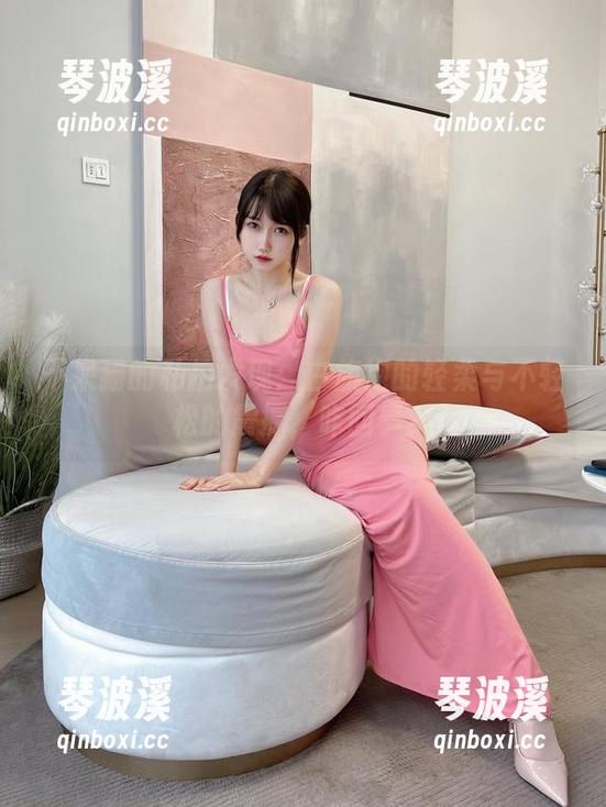 不呆猫的私拍发现：白旗袍的轻柔与不轻松的震撼，咋回事？