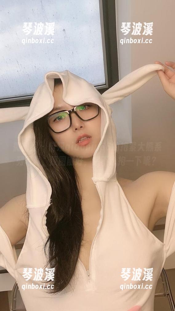 微密圈 - 俏妞qiaoniu66的抱紧大熊系列写真，原图刚好，想不想抱一下呢？