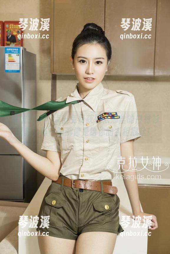 克拉女神 - 点击免费获取依娜丝的白衬衫图集，每一张都像是给你的衣柜撒盐！