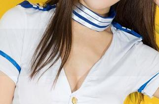 克拉女神 – 钟淇的精选原图：电影院的佳人，丝袜的诱惑在暗影中轻轻摇曳。