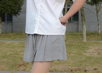 初夏女神 – 在点点的泳池，这些美图比真相更无良