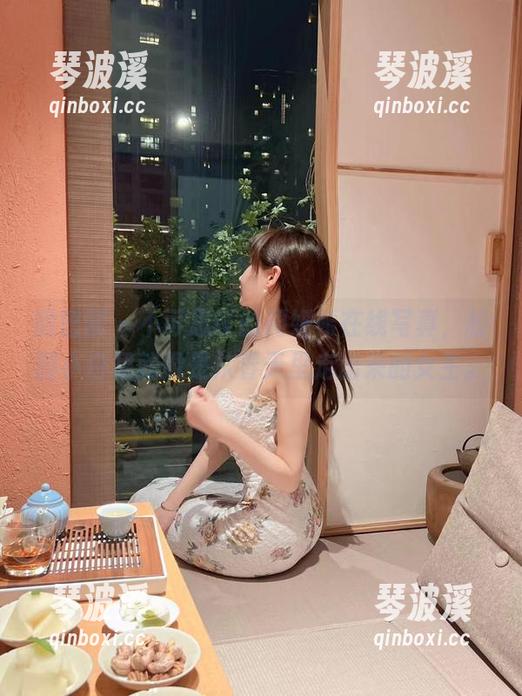 微密圈 - 不可思议的周妍希在线写真，校园小白裙就像是从春天里走出来的女生。