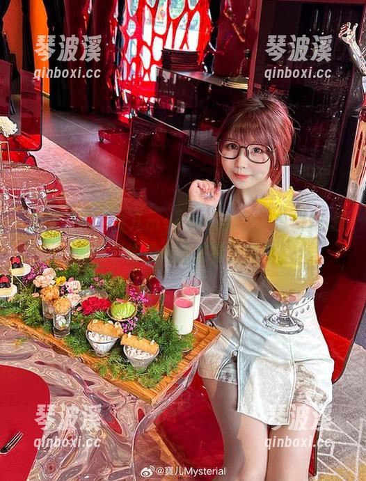 美图里的“宝儿mysterial”，可爱得让人忍不住想点进来看个究竟。