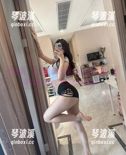 微密圈 - 小玉吃果冻的牛奶肌肤图包，照得我以为自己在乳河边戳水！
