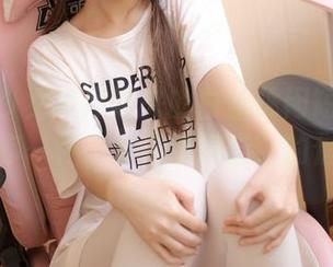 更新！少女秩序带来的白丝休闲短裤写真，给你一种“今天放肆吃”的借口。