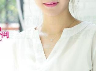 尤果网 – 不得不说，王语纯的照片系列里，姐姐那姿态活脱脱一个风尘不失优雅的样子。