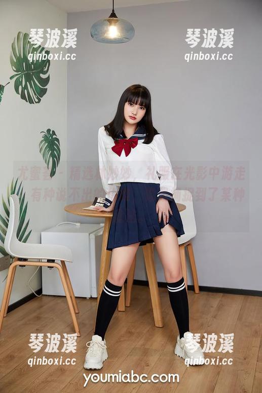 尤蜜荟 - 精选林妙妙，礼服在光影中游走，有种说不出的优雅，像是捕捉到了某种魔法。
