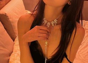 微密圈 – 就是阿朱啊的职业装图包，认真起来还挺犀利的呢