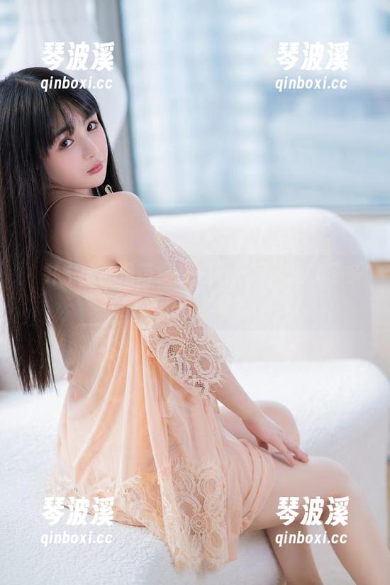 桜井宁宁的吊带女孩在线，图片里藏了多少小心思呢？