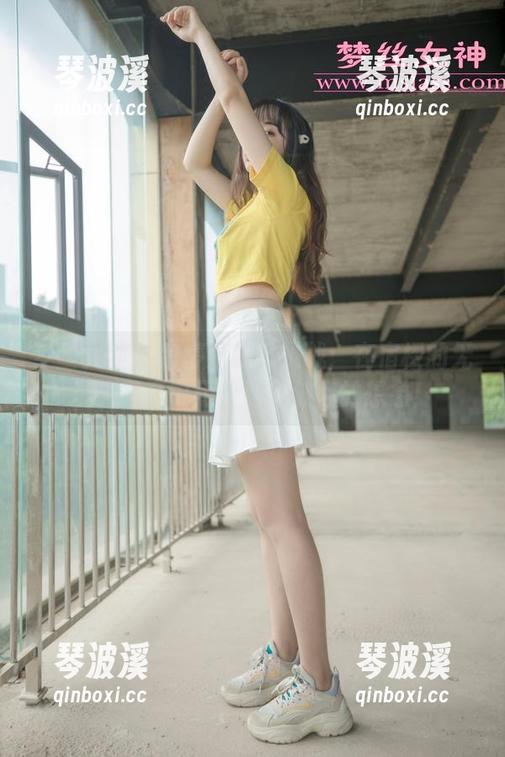 梦丝女神 - 魏婷婷的新挑战：在宿楼的无圣光写真中用丝袜打破你的想象！