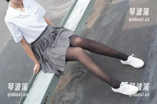 森萝财团-吸吸 森萝财团 - 吸吸的写真发布:油亮黑丝“绫”,到处散发着微妙的气息呢。