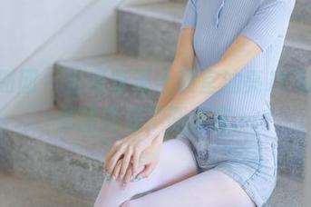 森萝财团 – 当吸吸遇上教室油亮JK制服，美图变成了画外音。