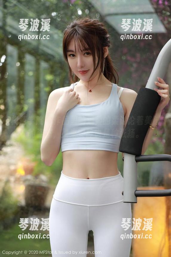 模范学院 - 作品里的温柔的柔讨论着美脚的姿态，原来安静也是种张扬。