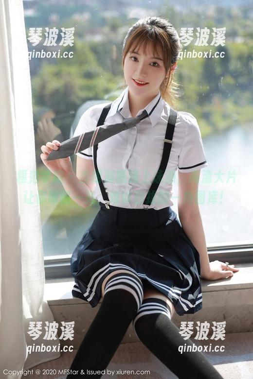 模范学院 - 当胡润曦遇上泳池，高清大片让你眼前一亮，难以自拔的一角图库！