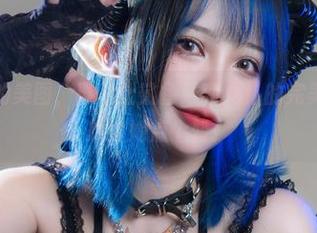 狐洛洛子的美图，再加上鲨鱼妹和女仆的完美结合，真想给她点个赞！