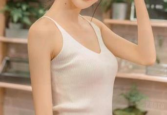 王羽杉泳池里的最新美图，不只是水光，还有些许让人遐想的魔力。