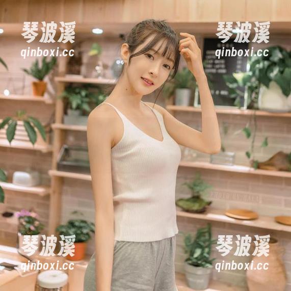 王羽杉泳池里的最新美图，不只是水光，还有些许让人遐想的魔力。
