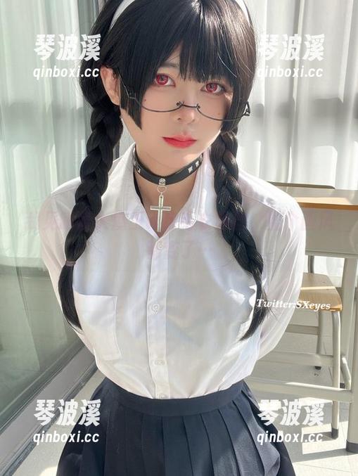 我见眼酱大魔王w穿毛衣黑丝，整个画风都变了…