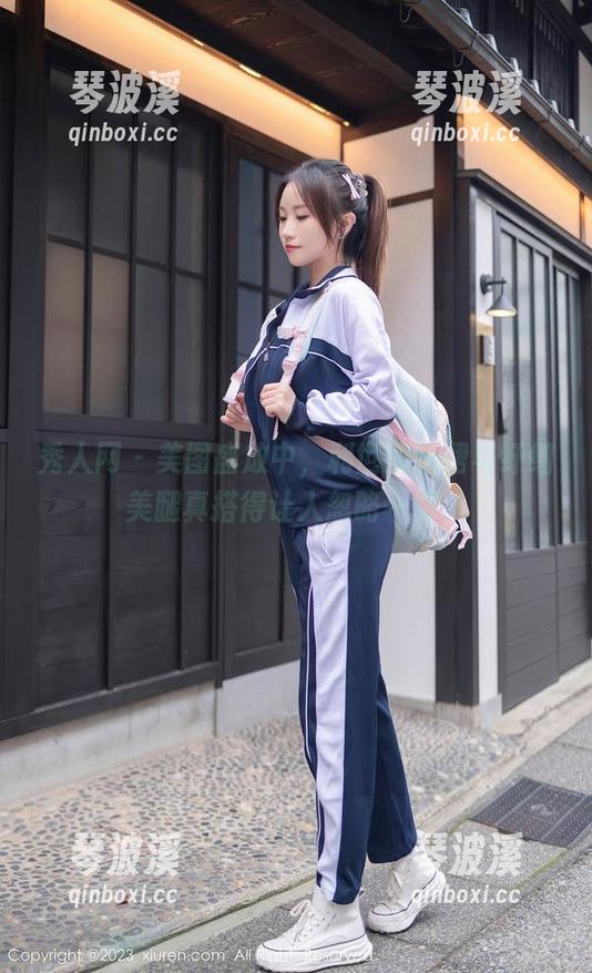 秀人网 - 美图盛放中，利世的睡裙与纤细美腿真搭得让人忽略一切。