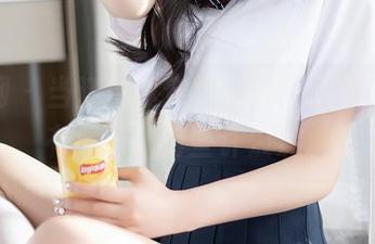 秀人网 – 当江真真穿上泳衣，图集里不仅有风，还有些许波澜。