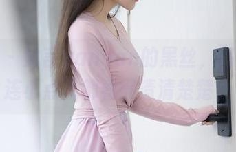 秀人网 – 沐言yanyan的黑丝，高清到你连小点点都看得清清楚楚。