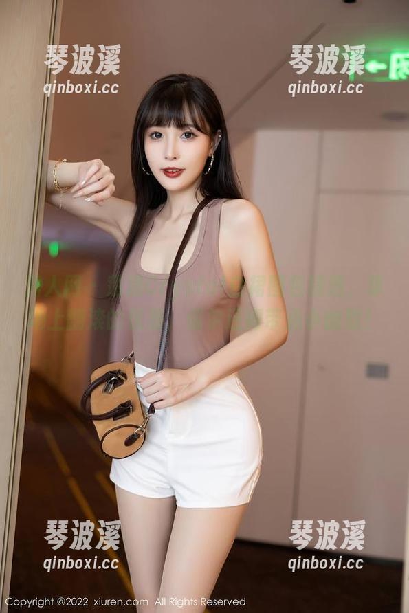 秀人网 - 荡漾Crystal白裙图包精选，草地上翻滚的优雅，偶尔还得带点小幽默！