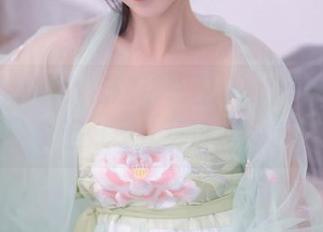 秀人网 – 金小依的透明图包，冷知识：她的衣柜好像永远没有黑色。