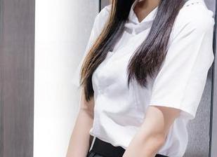 在稚乖画册里一探究竟，这组超薄白丝，少了点乐趣，多了点颓废。
