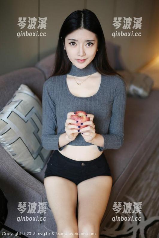 美媛馆 - 赵小米Kitty穿上短裙，原图分享带来一丝异样的关注？