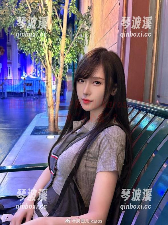 我在思考，原图中腐团儿Ikaros的夏日，有哪种“小心机”？