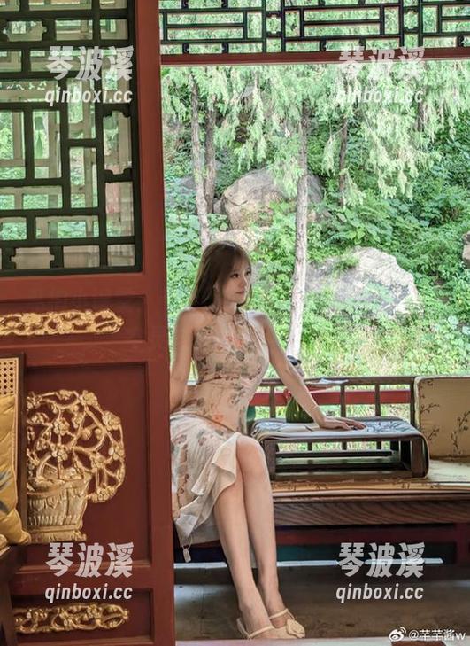 私拍小课堂：芊芊酱w和她的蕾丝，相约在空灵与性感的缝隙里。