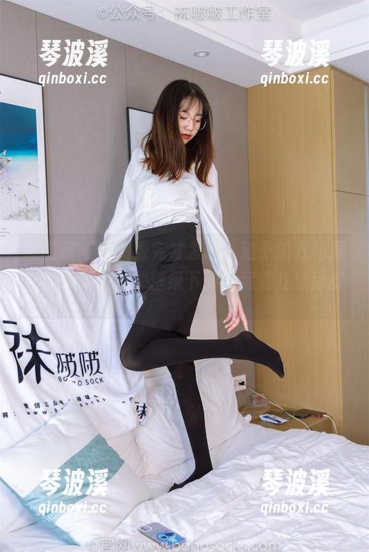 袜啵啵 - 原图看完才发现，稚予的双马尾带点乖巧气息，壁纸下却暗藏着几分顽皮。
