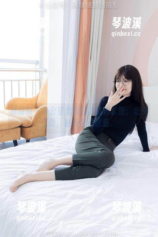袜啵啵 - 办公室里的苏苏精选套图：低头工作，抬头全是诱惑。