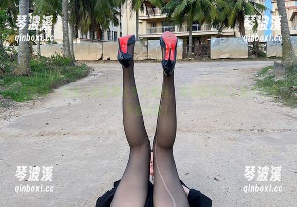 微密圈 - 当迷人的五姨太穿上黑丝，高清图片让人忍不住想多看几眼！