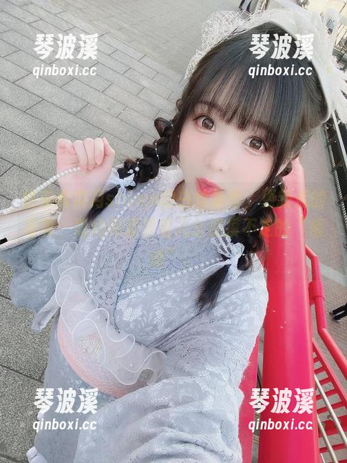 快来看霜月shimo的白丝新作，更新后的写真，隐约间透露着几分捉摸不定的“情绪”。