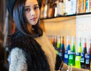 青豆客 – 精选美腿大片，岑苑之barbiebaby的腿真有那种神奇的力量。