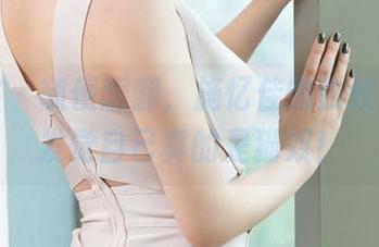 青豆客 – 随便翻翻，施忆佳的豹纹美图，发觉自己真的是猫奴！