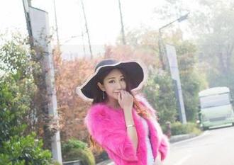 魅妍社 – 知道吗？王婉悠的棉袜写真，被掉落的小资源们包围。