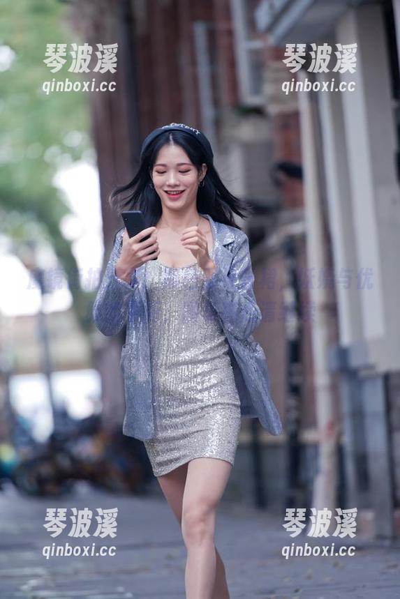 魔镜街拍分享：黑色紧身长裙，妖娆与优雅的平衡，图集亮点请继续