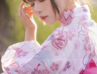 黑猫猫ovo的新条茜原图，哎呀，这姿态真让人多想啊，图册里的氛围是怎样的呢？